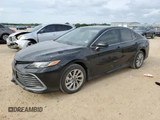 2024 Toyota Camry LE z VIN 4T1C11AK5RU851096, wystawiony jako Copart lot #53525685 z przebiegiem 47 057 mil mil oraz Szkody całkowita. Historia ofert i sprzedaży dostępna na DreamBid. Obrazek 1.