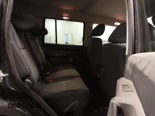 2010 Jeep Commander Sport z VIN 1J4RG4GT4AC115611, wystawiony jako IAAI lot #42286985 z przebiegiem 149 365 mil mil oraz . Historia ofert i sprzedaży dostępna na DreamBid. Obrazek 8.