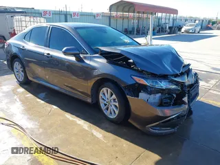 2024 Toyota Camry LE z VIN 4T1R11AK4RU917888, wystawiony jako IAAI lot #41242724 z przebiegiem 17 738 mil mil oraz . Historia ofert i sprzedaży dostępna na DreamBid. Obrazek 1.