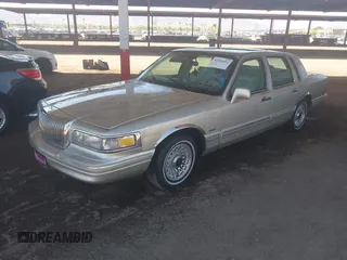 1997 Lincoln Town Car Executive z VIN 1LNLM81W6VY743706, wystawiony jako IAAI lot #41994092 z przebiegiem 265 604 mil mil oraz . Historia ofert i sprzedaży dostępna na DreamBid. Obrazek 2.
