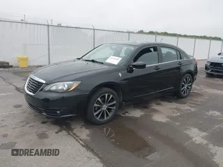 2014 Chrysler 200 Touring z VIN 1C3CCBBB6EN112119, wystawiony jako IAAI lot #42152165 z przebiegiem 145 681 mil mil oraz . Historia ofert i sprzedaży dostępna na DreamBid. Obrazek 2.