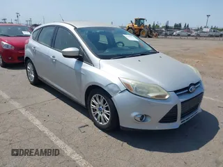 2012 Ford Focus SE z VIN 1FAHP3K25CL169602, wystawiony jako IAAI lot #42460802 z przebiegiem 171 396 mil mil oraz . Historia ofert i sprzedaży dostępna na DreamBid. Obrazek 1.