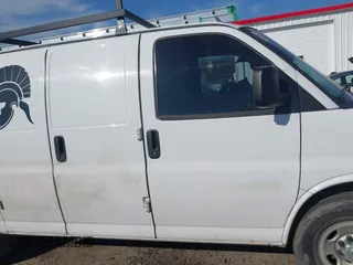 2017 Chevrolet Express Cargo Van with VIN 1GCWGAFF8H1139628, listed as a IAAI auction lot 41673116 with 173,895 mi miles. Bid and sale history available at carsss.com. Image 14.