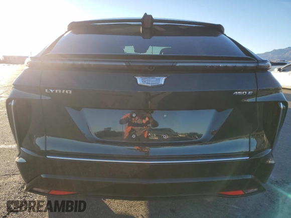 2024 Cadillac LYRIQ Luxury z VIN 1GYKPSRK5RZ106628, wystawiony jako Copart lot #79455674 z przebiegiem 5736 mil mil oraz Szkody całkowita. Historia ofert i sprzedaży dostępna na DreamBid. Obrazek 6.