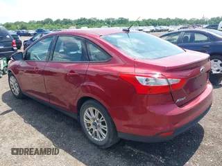 2013 Ford Focus SE z VIN 1FADP3F26DL242146, wystawiony jako IAAI lot #42679877 z przebiegiem 207 908 mil mil oraz . Historia ofert i sprzedaży dostępna na DreamBid. Obrazek 3.