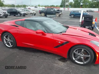 2015 Chevrolet Corvette 3LT z VIN 1G1YF2D77F5110035, wystawiony jako IAAI lot #42180031 z przebiegiem 95 684 mil mil oraz . Historia ofert i sprzedaży dostępna na DreamBid. Obrazek 13.