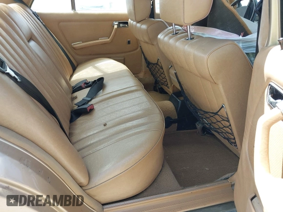 1981 Mercedes-Benz 300 D z VIN WDBAB30A9BB219442, wystawiony jako IAAI lot #42476756 z przebiegiem 274 561 mil mil oraz . Historia ofert i sprzedaży dostępna na DreamBid. Obrazek 8.