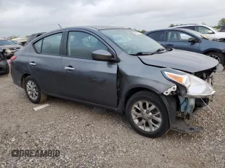 2018 Nissan Versa S Plus z VIN 3N1CN7AP9JL818501, wystawiony jako Copart lot #50786155 z przebiegiem 120 681 mil mil oraz Szkody całkowita. Historia ofert i sprzedaży dostępna na DreamBid. Obrazek 4.