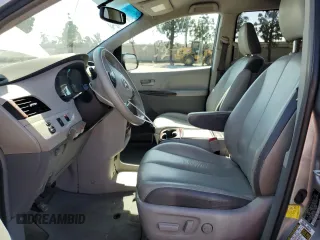 2013 Toyota Sienna LE AAS z VIN 5TDKK3DC5DS282857, wystawiony jako Copart lot #57984075 z przebiegiem 148 876 mil mil oraz Szkoda całkowita • Salvage title. Historia ofert i sprzedaży dostępna na DreamBid. Obrazek 7.