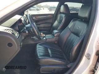 2019 Chrysler 300 S z VIN 2C3CCABG1KH654061, wystawiony jako Copart lot #47137005 z przebiegiem 109 896 mil mil oraz Szkoda całkowita • Salvage title. Historia ofert i sprzedaży dostępna na DreamBid. Obrazek 7.