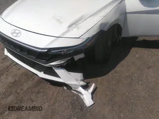 2024 Hyundai Elantra SEL z VIN KMHLM4DG8RU678626, wystawiony jako IAAI lot #42794258 z przebiegiem 53 871 mil mil oraz . Historia ofert i sprzedaży dostępna na DreamBid. Obrazek 17.