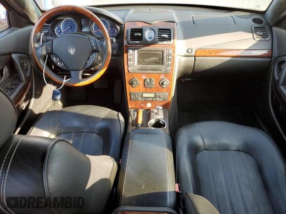 2006 Maserati Quattroporte z VIN ZAMCE39A960026645, wystawiony jako Copart lot #74550174 z przebiegiem 50 591 mil mil oraz Tytuł czysty. Historia ofert i sprzedaży dostępna na DreamBid. Obrazek 8.