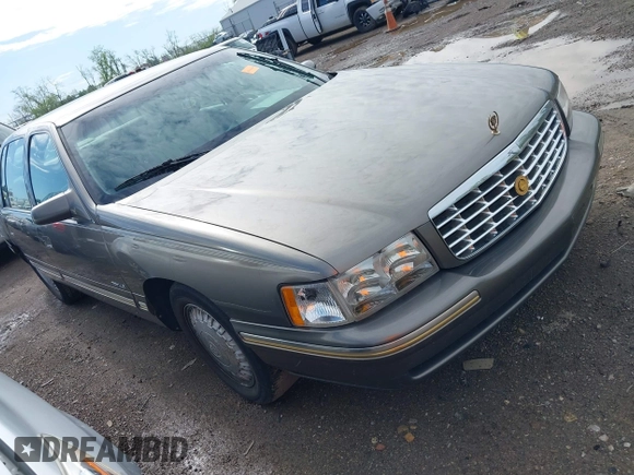 1999 Cadillac DeVille DHS z VIN 1G6KE54Y2XU752599, wystawiony jako IAAI lot #42141950 z przebiegiem 135 999 mil mil oraz . Historia ofert i sprzedaży dostępna na DreamBid. Obrazek 1.