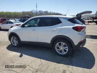 2023 Buick Encore GX Preferred z VIN KL4MMBS20PB023089, wystawiony jako Copart lot #52023105 z przebiegiem 59 065 mil mil oraz Szkoda całkowita • Salvage title. Historia ofert i sprzedaży dostępna na DreamBid. Obrazek 2.