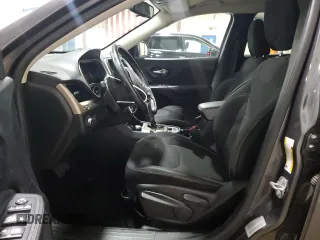 2015 Jeep Cherokee Latitude z VIN 1C4PJMCS9FW750275, wystawiony jako Copart lot #64191695 z przebiegiem 130 818 mil mil oraz Szkoda całkowita • Salvage title. Historia ofert i sprzedaży dostępna na DreamBid. Obrazek 7.