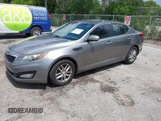 2013 Kia Optima LX z VIN 5XXGM4A70DG098148, wystawiony jako IAAI lot #42352296 z przebiegiem 162 702 mil mil oraz . Historia ofert i sprzedaży dostępna na DreamBid. Obrazek 2.