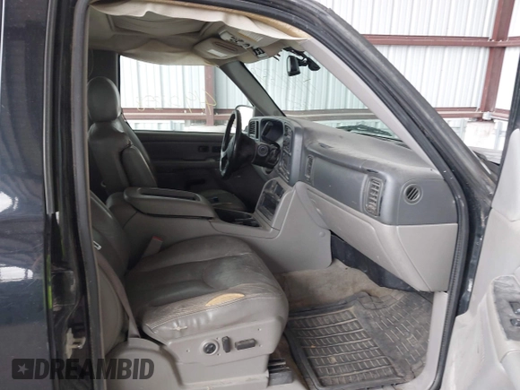 2004 Chevrolet Suburban LT with VIN 1GNEC16Z44J332278, listed as a IAAI auction lot 41902358 with 372,990 mi miles. Bid and sale history available at carsss.com. Image 5.