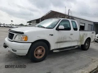 2003 Ford F-150 XL z VIN 2FTRX17273CA66963, wystawiony jako Copart lot #55400945 z przebiegiem 244 942 mil mil oraz Czysty tytuł • Clean title. Historia ofert i sprzedaży dostępna na DreamBid. Obrazek 1.
