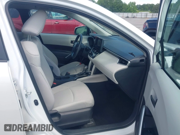 2023 Toyota Corolla Cross LE z VIN 7MUCAAAG5PV061045, wystawiony jako IAAI lot #42173012 z przebiegiem 54 464 mil mil oraz . Historia ofert i sprzedaży dostępna na DreamBid. Obrazek 5.