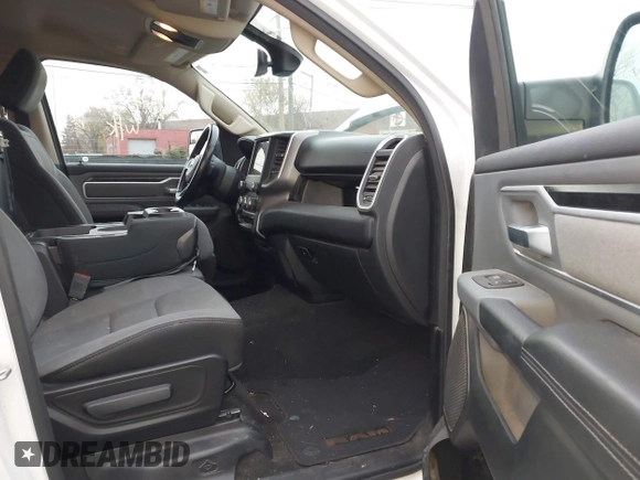 2020 Ram 1500 Big Horn z VIN 1C6RRFFG5LN284440, wystawiony jako IAAI lot #40975635 z przebiegiem 105 400 mil mil oraz . Historia ofert i sprzedaży dostępna na DreamBid. Obrazek 5.
