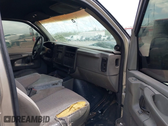 2003 GMC Savana Cargo with VIN 1GTHG35U431146718, listed as a IAAI auction lot 42098826 with 238,502 mi miles. Bid and sale history available at carsss.com. Image 5.