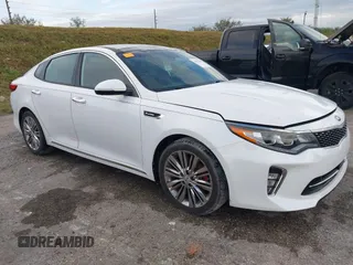 2018 Kia Optima SX z VIN 5XXGV4L21JG182103, wystawiony jako IAAI lot #40522762 z przebiegiem 60 542 mil mil oraz . Historia ofert i sprzedaży dostępna na DreamBid. Obrazek 1.