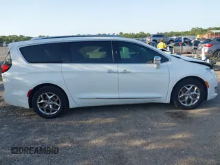 2017 Chrysler Pacifica Limited z VIN 2C4RC1GG9HR514681, wystawiony jako IAAI lot #42268035 z przebiegiem 153 319 mil mil oraz . Historia ofert i sprzedaży dostępna na DreamBid. Obrazek 13.