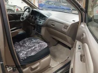 1999 Toyota Sienna LE z VIN 4T3ZF13CXXU127488, wystawiony jako IAAI lot #42334323 z przebiegiem 247 917 mil mil oraz . Historia ofert i sprzedaży dostępna na DreamBid. Obrazek 5.