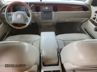 2003 Lincoln Town Car Cartier z VIN 1LNHM83WX3Y625786, wystawiony jako Copart lot #57758395 z przebiegiem 132 988 mil mil oraz Szkoda całkowita • Salvage title. Historia ofert i sprzedaży dostępna na DreamBid. Obrazek 8.