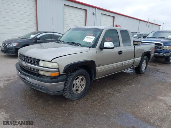 2000 Chevrolet Silverado 1500 LS with VIN 2GCEC19TXY1155977, listed as a IAAI auction lot 41158102 with 235,018 mi miles. Bid and sale history available at carsss.com. Image 2.