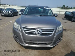 2010 Volkswagen Tiguan S with VIN WVGBV7AX5AW529484, listed as a Copart auction lot 62807895 with 135,197 mi miles and Salvage title. Bid and sale history available at DreamBid. Image 5.