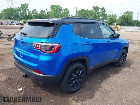 2024 Jeep Compass Latitude z VIN 3C4NJDBN4RT106311, wystawiony jako IAAI lot #42474517 z przebiegiem 9 027 mil mil oraz . Historia ofert i sprzedaży dostępna na DreamBid. Obrazek 4.