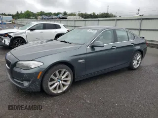2012 BMW 5 Series 528i xDrive z VIN WBAXH5C56CDW06599, wystawiony jako Copart lot #55239355 z przebiegiem 129 520 mil mil oraz Szkoda całkowita • Salvage title. Historia ofert i sprzedaży dostępna na DreamBid. Obrazek 1.