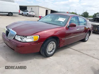 2002 Lincoln Town Car Cartier z VIN 1LNHM83W52Y626407, wystawiony jako IAAI lot #37616886 z przebiegiem 100 272 mil mil oraz . Historia ofert i sprzedaży dostępna na DreamBid. Obrazek 17.