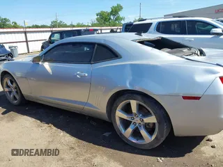 2010 Chevrolet Camaro 2LT z VIN 2G1FG1EV4A9143369, wystawiony jako IAAI lot #42238723 z przebiegiem 227 050 mil mil oraz . Historia ofert i sprzedaży dostępna na DreamBid. Obrazek 14.