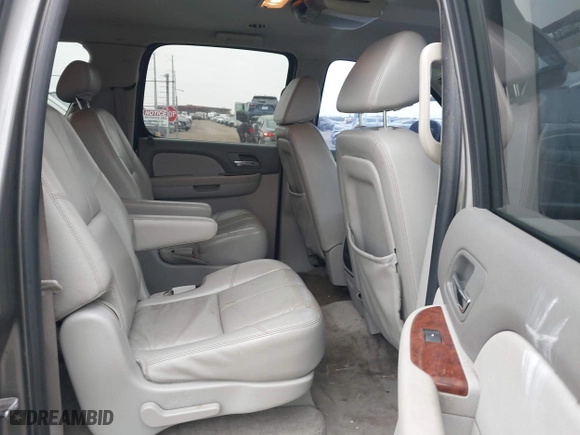 2008 Chevrolet Suburban LTZ with VIN 1GNFC16008J226762, listed as a IAAI auction lot 41573727 with 208,804 mi miles. Bid and sale history available at carsss.com. Image 8.