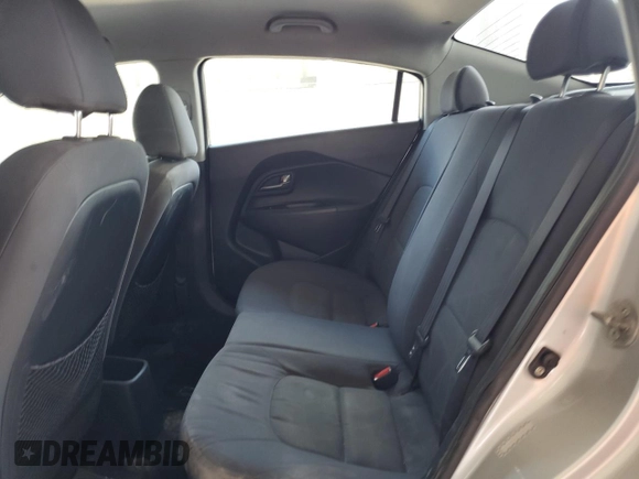 2013 Kia Rio LX z VIN KNADM4A30D6190131, wystawiony jako Copart lot #54657615 z przebiegiem 165 395 mil mil oraz Szkoda całkowita • Salvage title. Historia ofert i sprzedaży dostępna na DreamBid. Obrazek 10.
