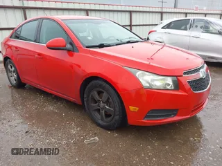 2014 Chevrolet Cruze 1LT z VIN 1G1PC5SB1E7175754, wystawiony jako IAAI lot #42503372 z przebiegiem 168 878 mil mil oraz . Historia ofert i sprzedaży dostępna na DreamBid. Obrazek 1.