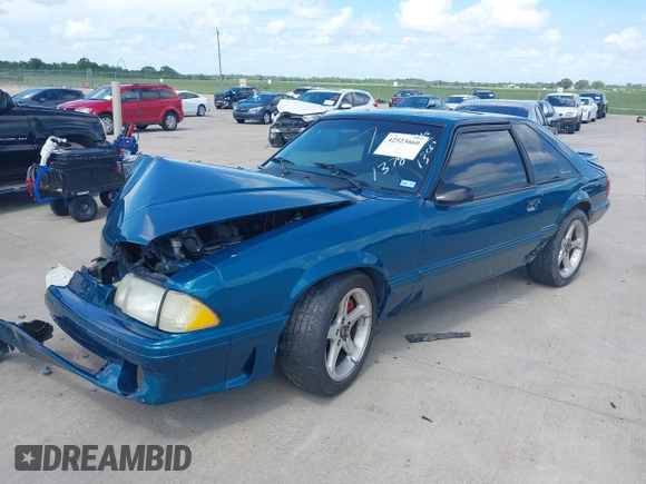 1993 Ford Mustang z VIN 1FACP41M2PF201378, wystawiony jako IAAI lot #42523660 z przebiegiem Nie podano mil oraz . Historia ofert i sprzedaży dostępna na DreamBid. Obrazek 2.