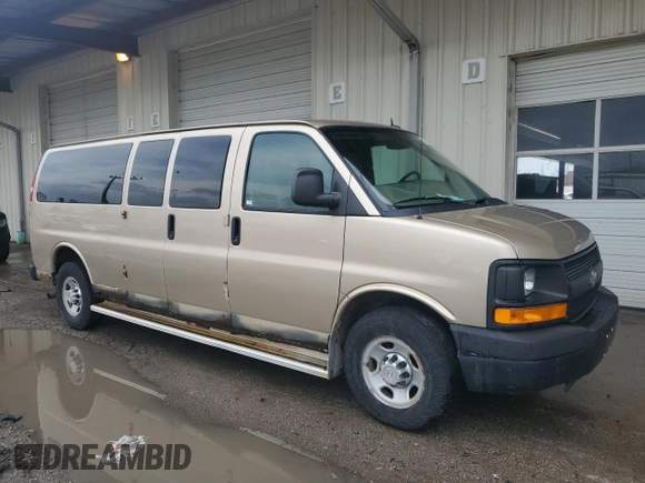 2012 Chevrolet Express Passenger 1LS z VIN 1GAZGZFA1C1125149, wystawiony jako Copart lot #51535005 z przebiegiem 199 166 mil mil oraz Czysty tytuł • Clean title. Historia ofert i sprzedaży dostępna na DreamBid. Obrazek 4.
