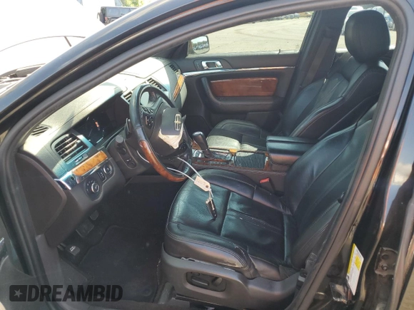 2013 Lincoln MKS z VIN 1LNHL9EK2DG615733, wystawiony jako Copart lot #68223794 z przebiegiem 402 495 mil mil oraz Szkoda całkowita • Salvage title. Historia ofert i sprzedaży dostępna na DreamBid. Obrazek 7.