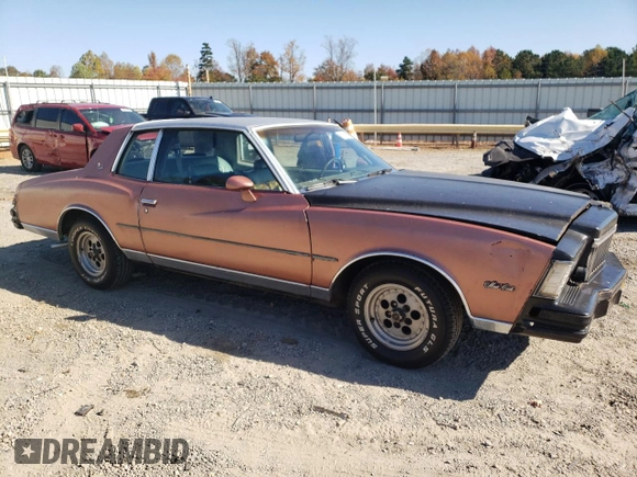1979 Chevrolet Monte Carlo z VIN 1Z37H9D520488, wystawiony jako Copart lot #77283914 z przebiegiem 49 514 mil mil oraz Tytuł czysty. Historia ofert i sprzedaży dostępna na DreamBid. Obrazek 4.