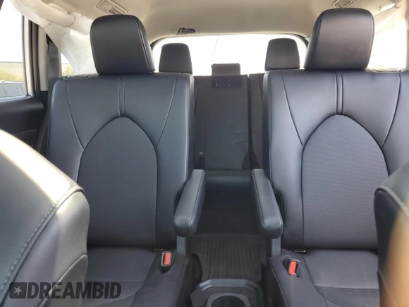 2024 Toyota Highlander XLE z VIN 5TDAAAB53RS061224, wystawiony jako Copart lot #52572945 z przebiegiem 15 604 mil mil oraz Szkoda całkowita • Salvage title. Historia ofert i sprzedaży dostępna na DreamBid. Obrazek 10.