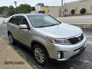 2014 Kia Sorento EX z VIN 5XYKUDA76EG464380, wystawiony jako Copart lot #61060295 z przebiegiem 147 640 mil mil oraz Czysty tytuł • Clean title. Historia ofert i sprzedaży dostępna na DreamBid. Obrazek 1.