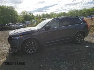 2017 Volvo XC90 Momentum z VIN YV4A22PK8H1106703, wystawiony jako Copart lot #55184005 z przebiegiem 130 965 mil mil oraz Szkody całkowita. Historia ofert i sprzedaży dostępna na DreamBid. Obrazek 1.