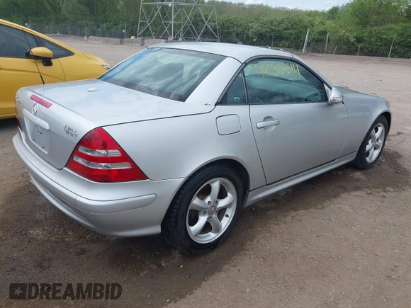 2002 Mercedes-Benz SLK 320 z VIN WDBKK65F82F254735, wystawiony jako IAAI lot #42135544 z przebiegiem 110 886 mil mil oraz . Historia ofert i sprzedaży dostępna na DreamBid. Obrazek 4.