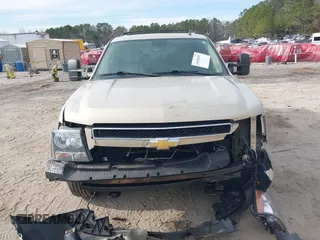 2008 Chevrolet Suburban Commercial with VIN 3GNGK26K98G207580, listed as a IAAI auction lot 41652697 with 262,677 mi miles. Bid and sale history available at carsss.com. Image 12.