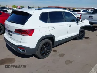 2022 Volkswagen Taos SE z VIN 3VVTX7B2XNM018298, wystawiony jako IAAI lot #42066332 z przebiegiem 36 025 mil mil oraz . Historia ofert i sprzedaży dostępna na DreamBid. Obrazek 4.