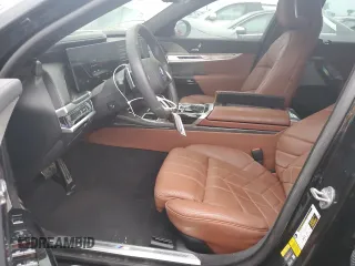 2024 BMW i7 xDrive60 z VIN WBY53EJ0XRCP79376, wystawiony jako Copart lot #74859304 z przebiegiem 12 526 mil mil oraz Nie do naprawy. Historia ofert i sprzedaży dostępna na DreamBid. Obrazek 7.