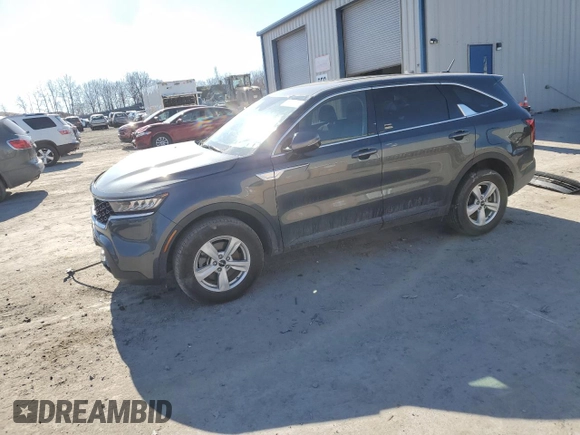 2022 Kia Sorento LX z VIN 5XYRGDLC3NG159872, wystawiony jako Copart lot #47370805 z przebiegiem 21 328 mil mil oraz Szkoda całkowita • Salvage title. Historia ofert i sprzedaży dostępna na DreamBid. Obrazek 1.